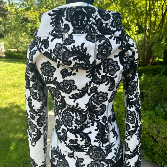 LULULEMON Laceoflage scuba hoodie black and white paisley floral sz 4 - Picture 2 of 2